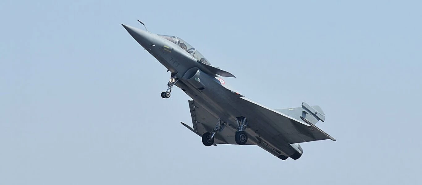 Συνετρίβη ινδικό μαχητικό αεροσκάφος στην Αραβική Θάλασσα - Νεκρός ο ένας πιλότος